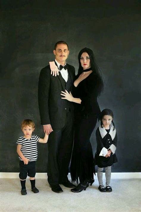 morticia addams disfraz casero|3 Ideas para Disfraces Caseros de la Familia Addams